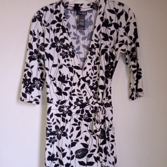 Bisou Bisou Dresses & Skirts - Bisou Bisou Michelle Bohbot black & white floral wrap midi dress size 4 NWOT